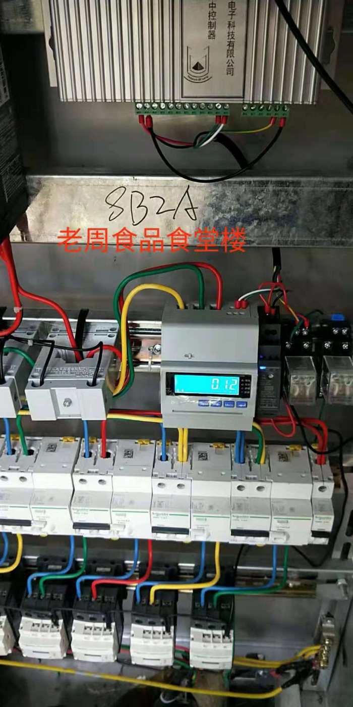 燦陽公司為蘇北某工業區100多棟樓宇亮化安裝集中控制器。(圖5)