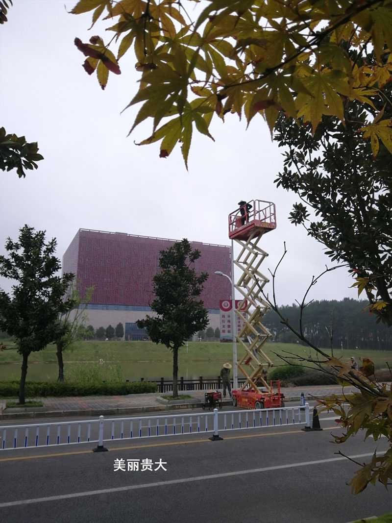 貴州某高校為本校區(qū)內(nèi)600多盞路燈更換LED燈頭及加裝太陽能LORA調(diào)光控制模塊，達(dá)到了節(jié)能和智能控制的目的。(圖2)