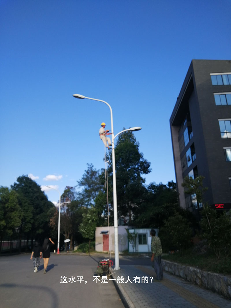 貴州某高校為本校區(qū)內(nèi)600多盞路燈更換LED燈頭及加裝太陽能LORA調(diào)光控制模塊，達(dá)到了節(jié)能和智能控制的目的。(圖8)